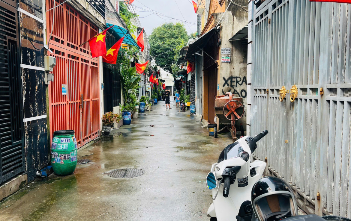 nhà ngay chợ tân long