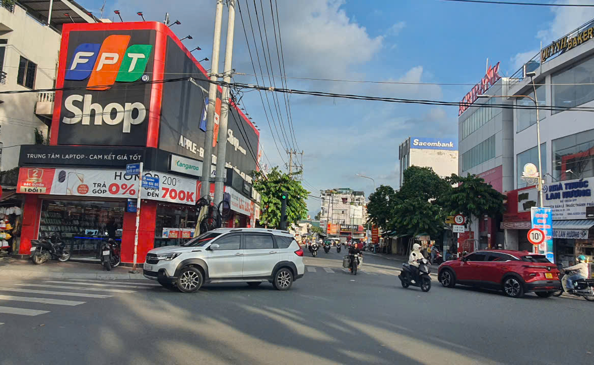 góc hai mặt tiền dĩ an