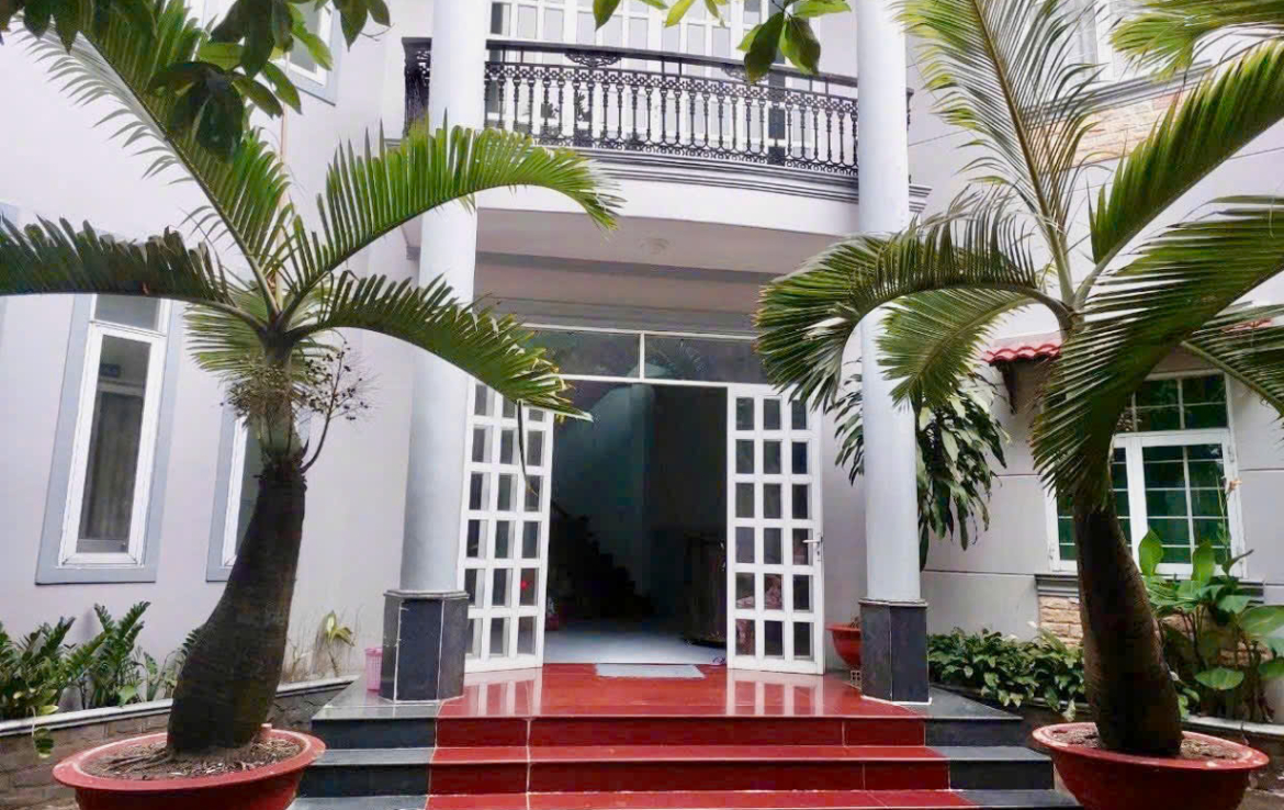 Bán khách sạn dĩ an