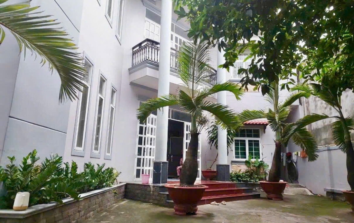 Bán khách sạn dĩ an