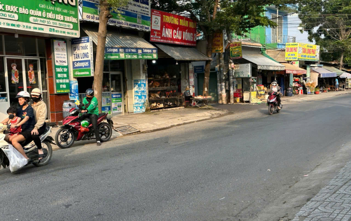 Nhà mặt tiền chợ dĩ an