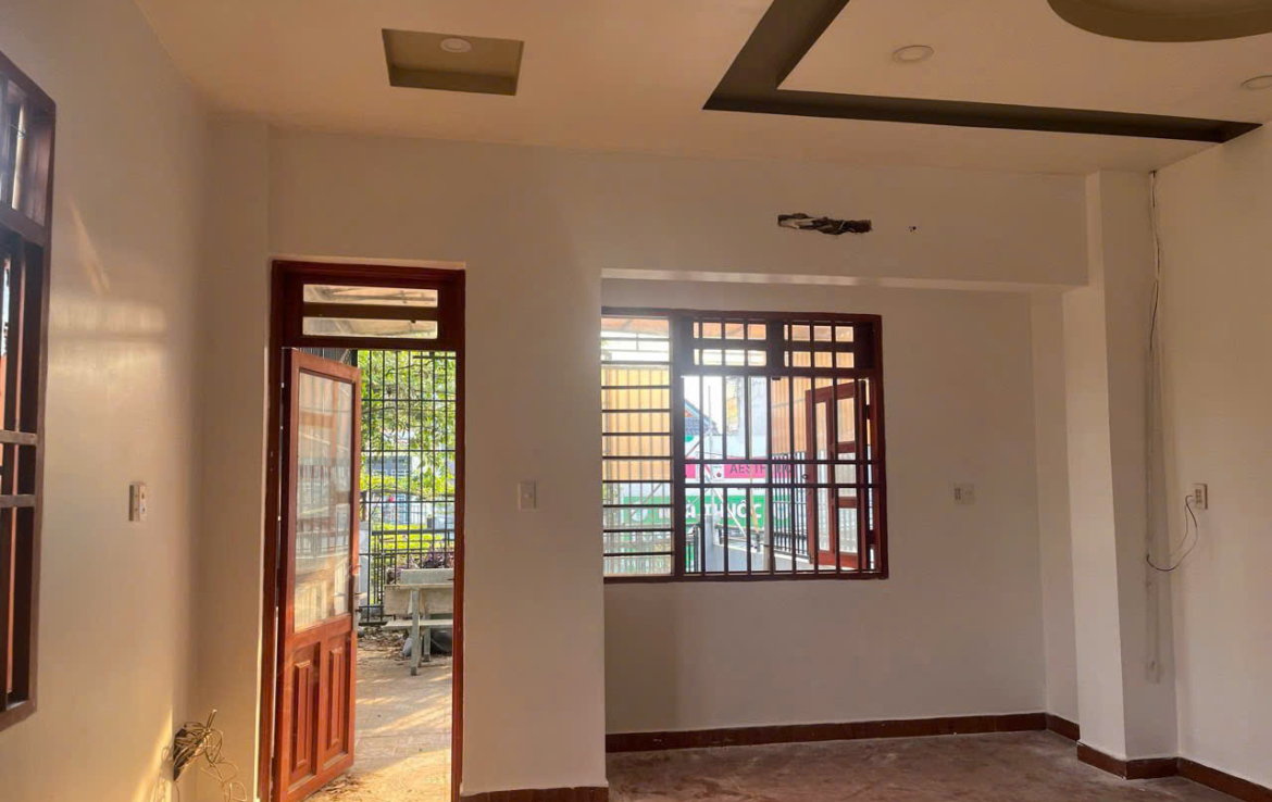 Nhà mặt tiền chợ dĩ an