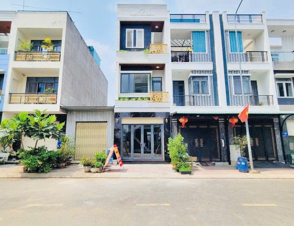 nhà gần bến xe miền đông mới