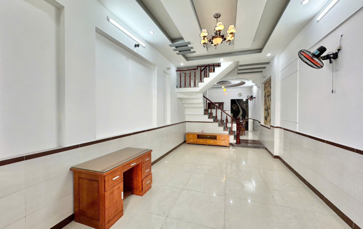 nhà gần chợ tân long