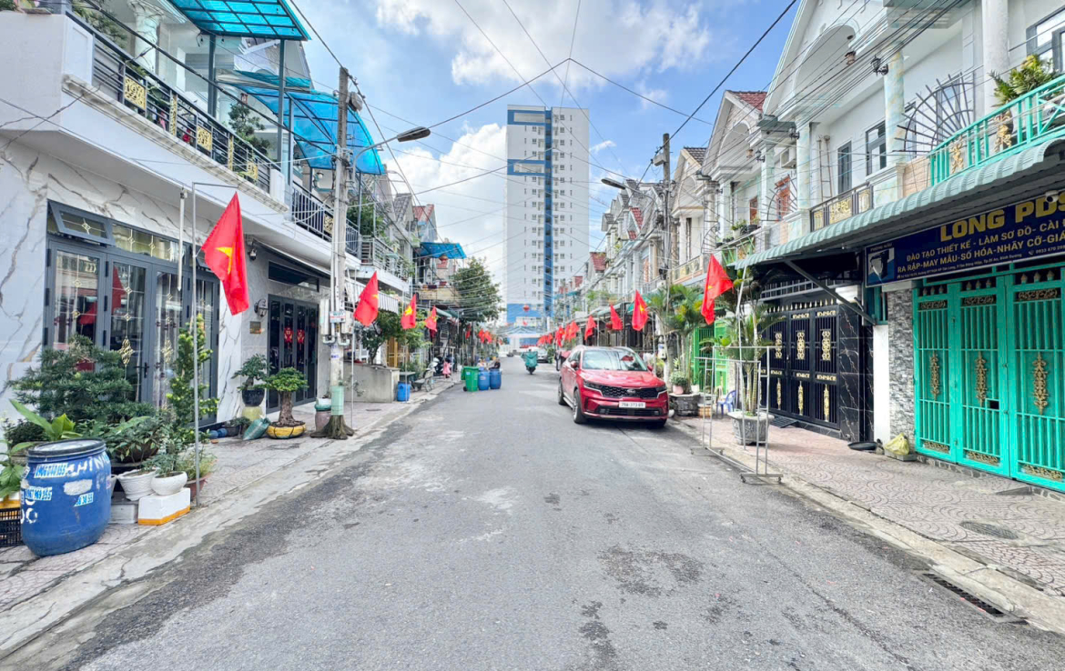 nhà gần chợ tân long