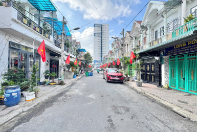 nhà gần chợ tân long