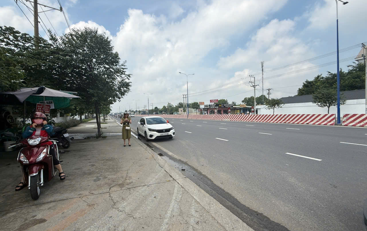 bán nhà mặt tiền dt743