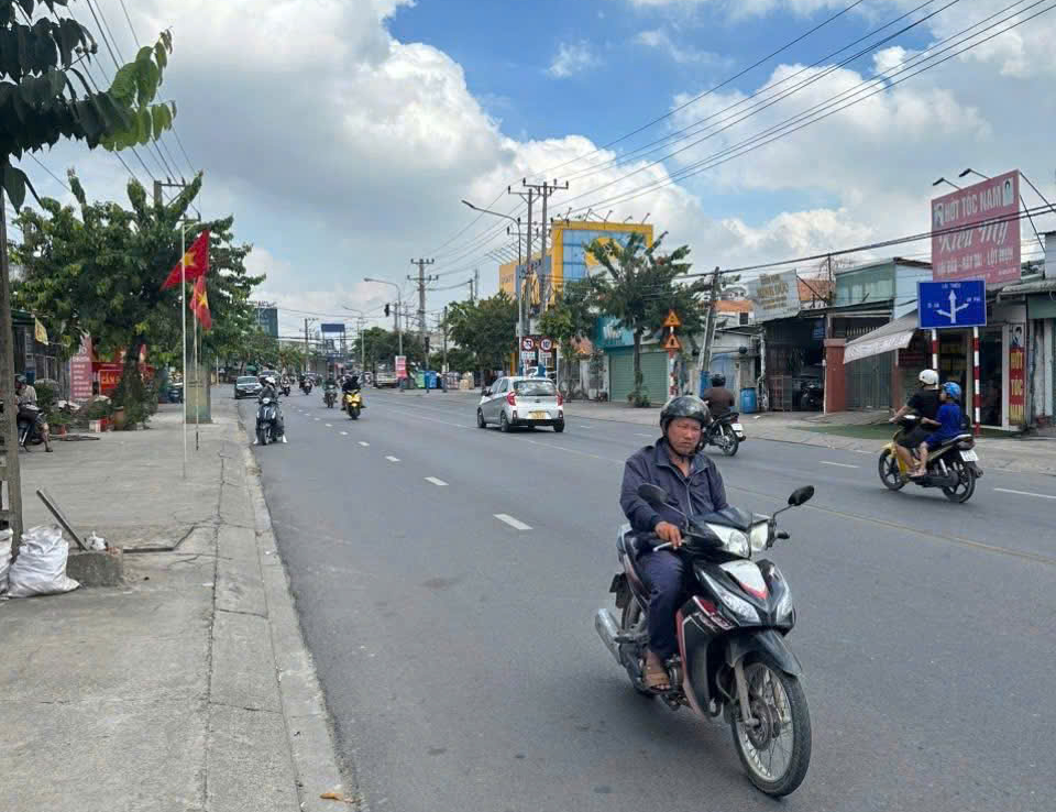 đất mặt tiền đường dt743