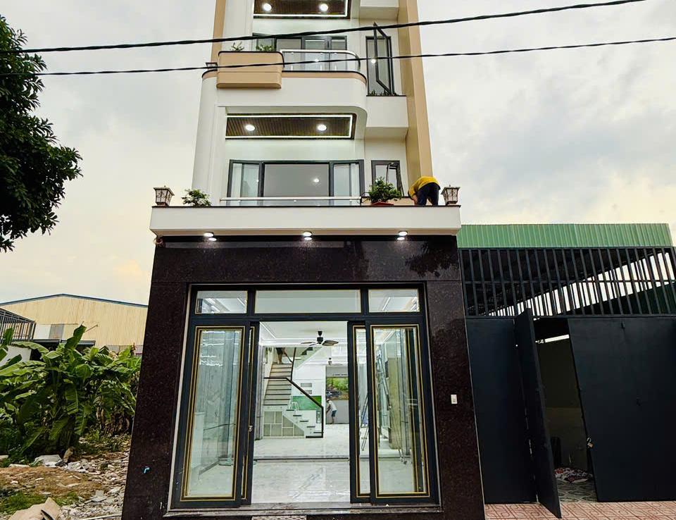 nhà diện tích lớn dĩ an