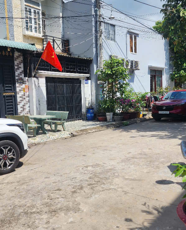 nhà gần ngã tư chiêu liêu