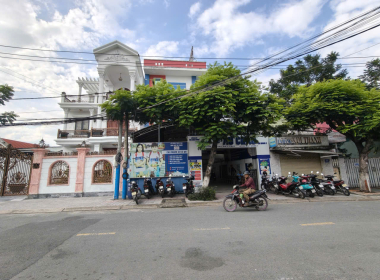 mặt tiền trường học dĩ an