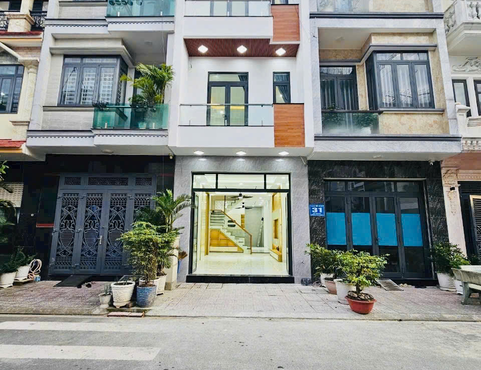 Bán nhà gần vincom HCM