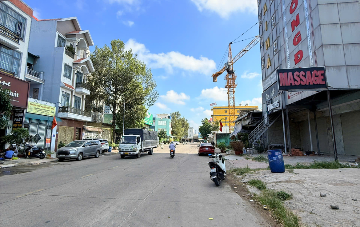 đất mặt tiền vincom dĩ an